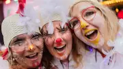 Karneval im Büro: Was Arbeitnehmer und Chefs beachten müssen