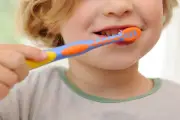 Kinderzahnpasta-Test: Günstige Discounter-Produkte schützen am besten vor Karies