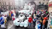 Kölner Rosenmontagszug startet: Hunderttausende feiern in Karnevalshochburgen