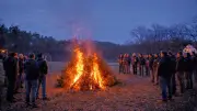Knutfest in Leetza: Traditionelles Feuerfest mit 20 Weihnachtsbäumen am Sportplatz