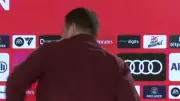 Kurioser Moment bei Bayern-PK: Eberl steht plötzlich auf bei Vertragsgespräch