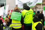 Landesbeschäftigte im Warnstreik: Tausende fordern höhere Löhne in Niedersachsen und Bremen
