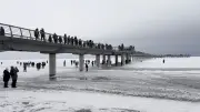 Lebensgefahr an der Ostsee: Schaulustige ignorieren Warnungen vor tückischem Eis