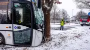 Linienbus prallt gegen Baum in Kapen: Mehrere Verletzte bei winterlichem Unfall