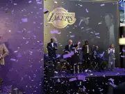 Los Angeles Lakers enthüllen Bronzestatue für Legende Pat Riley vor Crypto.com Arena