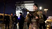 Messerattacke am Triumphbogen: Gendarm stoppt bewaffneten Angreifer in Paris