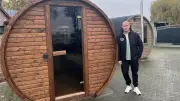 Müritz-Unternehmer eröffnet Showroom für Fasssaunen in Klink nach zehnjähriger Suche