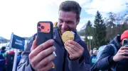 Olympiasieg mit Wehmut: Johannes Lochner feiert Gold ohne seine Frau an der Bahn