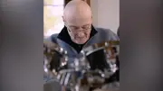 Phil Collins trotz schwerer Krankheit am Schlagzeug: Emotionales Video rührt Fans zu Tränen