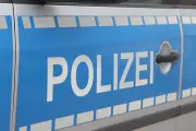 Polizei Halle fahndet nach Unbekanntem: Mann in Mehrfamilienhaus durch Schläge verletzt