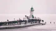 Polizei sperrt Sassnitzer Mole: Eisiges Ostsee-Spektakel auf Rügen lockt Tausende trotz Lebensgefahr