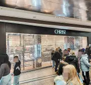 Raubüberfall bei Kinderfasching in Dessau: Täter flüchtet mit Schmuck auf E-Roller