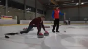 Reporter scheitert kläglich: Curling ist viel schwieriger als es aussieht