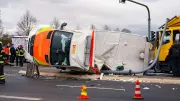 Rettungswagen kippt um: Fünf Verletzte bei schwerem Unfall in Seligenstadt