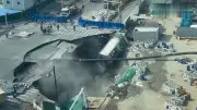 Riesenkrater in Shanghai: U-Bahn-Bauarbeiten verursachen Straßeneinsturz