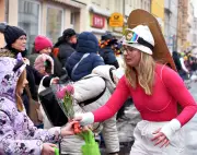 Rosenmontag in Köthen: Von Bonbons zu Blumen - Das Wurfmaterial im Wandel