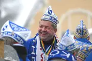 Rosenmontagsumzüge trotz Schnee: Tausende feiern in Sachsen-Anhalt
