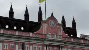 Rostock hisst ukrainische Flagge: Gedenken zum vierten Jahrestag des Kriegsbeginns