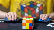 Rubik's Cube: Neunjähriger knackt magische 3-Sekunden-Grenze mit Weltrekord