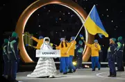 Russische Freiwillige führt Ukraine bei Olympia-Eröffnung - Tränen hinter der Brille