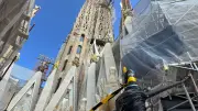 Sagrada Família erreicht mit deutschem Kreuz Rekordhöhe: Ulmer Münster übertrumpft