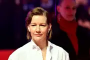 Sandra Hüller erhält Silbernen Bären für beste Hauptrolle bei der Berlinale