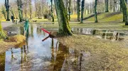 Schlossgarten Schwerin: Frost-Tau-Wechsel verwandelt Wege in gefährliche Modderpisten