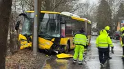 Schwerer Busunfall in Berlin-Spandau: 12 Verletzte, Autofahrer in Lebensgefahr