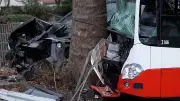Schwerer Busunfall in Gladbeck: Linienbus kollidiert mit Autos und Baum