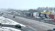 Schwerer Lkw-Unfall auf winterlicher A9 bei Bitterfeld-Wolfen - Autobahn bis Nachmittag gesperrt