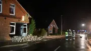 Schwerer Unfall in Niedersachsen: Betrunkener Fahrer reißt Hauswand ein