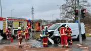 Schwerer Verkehrsunfall in Dessau: Transporter und Pkw kollidieren an Kreuzung Seelmannstraße