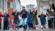 Schweriner Frauen erheben sich tanzend gegen Gewalt: One Billion Rising in der Mecklenburgstraße