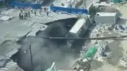 Shanghai: Straße sackt bei U-Bahn-Bau ein - Riesiger Krater verschlingt Baustelle