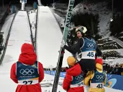 Skispringer Philipp Raimund feiert Olympia-Gold mit Mini-Party auf dem Flur
