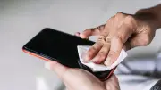 Smartphone reinigen: Warum Brillenputztücher die Display-Beschichtung zerstören