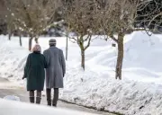 Studie: Zusammenziehen im Alter steigert Lebensglück – Ehe spielt keine Rolle