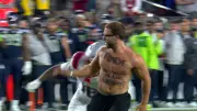 Super Bowl 2026: Nackter Flitzer stürmt Spielfeld – Spieler stoppt ihn