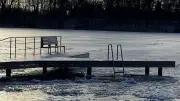 Tauwetter offenbart Eis-Schäden an neuer Ypsilon-Steganlage am Ivenacker See