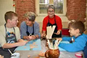 Töpferomis in Zeitz: Rentnerinnen begeistern Kinder mit kreativer Ton-AG