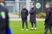 VfL Wolfsburg: Bundesliga-Spieler laufen mit VW-Arbeitern statt Kindern ein