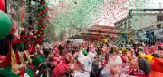 Weiberfastnacht startet im strömenden Regen: Tausende Narren feiern trotz Wetter