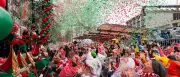 Weiberfastnacht startet nass: Narren trotzen Regen mit Sonne im Herzen