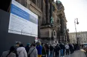 Wiedereröffnung der Hohenzollerngruft: Hunderte Besucher warten geduldig vor dem Berliner Dom