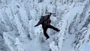 Wikinger-Wahnsinn: Extremsportler springt 20 Meter in Tiefschnee