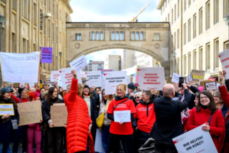 1.000 Psychotherapeuten demonstrieren in Berlin gegen Honorarkürzungen von 4,5 Prozent