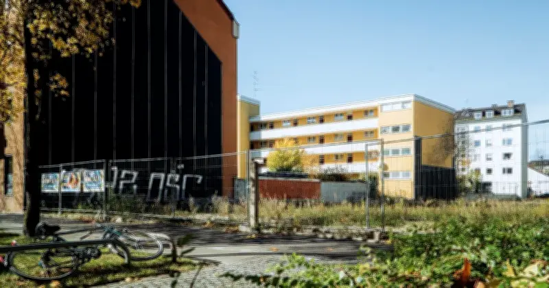 15 Jahre Stillstand beendet: Kurz vor Wahlbeginn starten Bauarbeiten auf Münchner Skandal-Brache