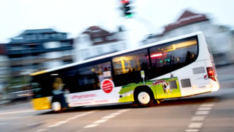 15-Jähriger stiehlt Bus für 130-Kilometer-Fahrt zu Freundin – Liebesbeweis mit Folgen