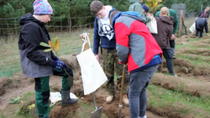 150 Jugendliche pflanzen 6000 Bäume für Klimaschutz in Mecklenburgischer Schweiz