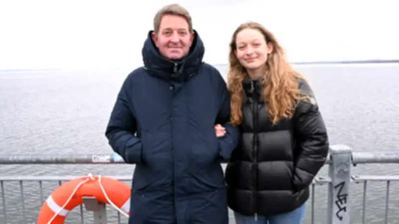 16-Jährige entdeckt gestrandeten Buckelwal: Vater und Tochter führen Retter zur Sandbank in Wismar